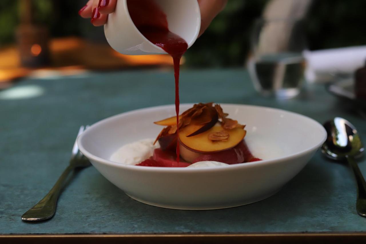Maison Breguet Paris Exterior foto A dessert being drizzled with a sauce