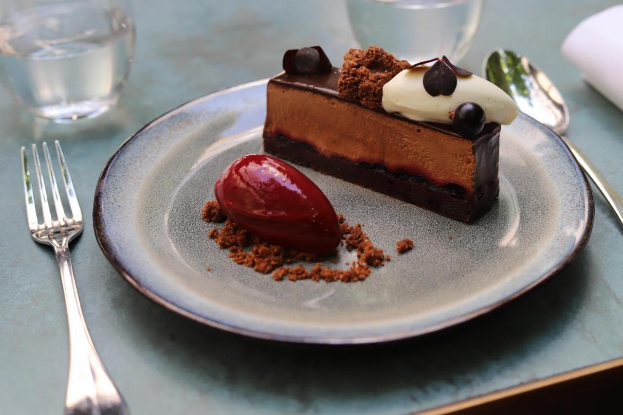 Maison Breguet Paris Exterior foto A chocolate dessert