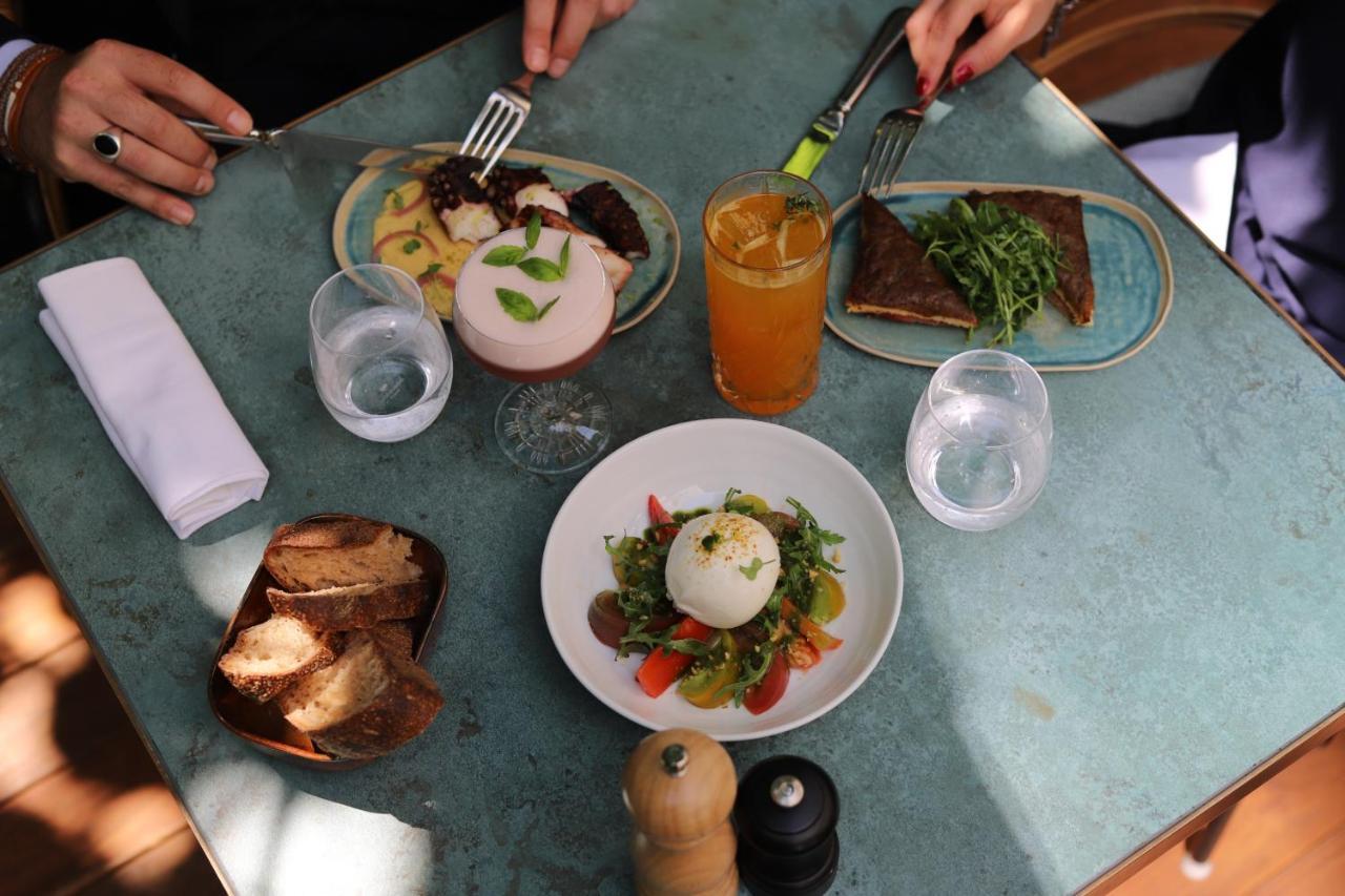 Maison Breguet Paris Exterior foto A selection of dishes at the restaurant