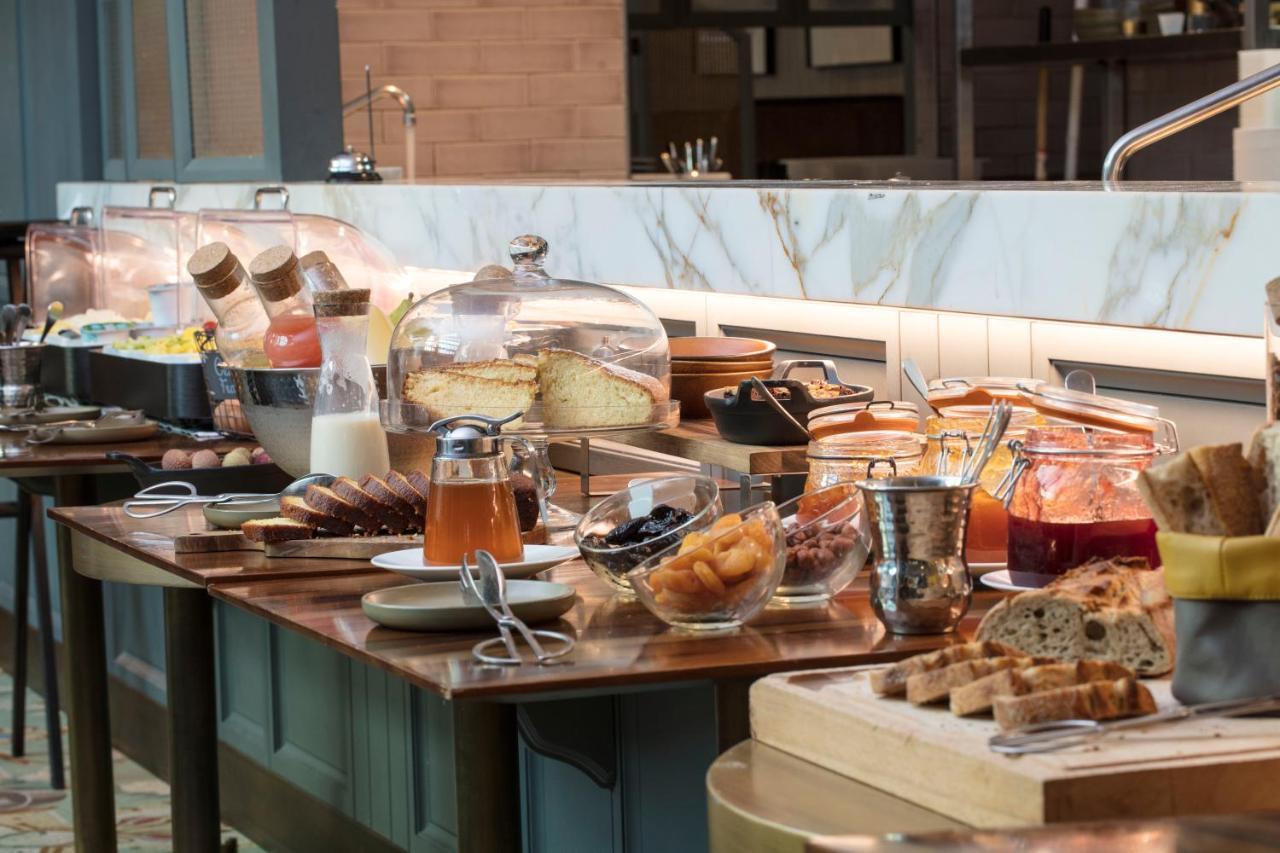 Maison Breguet Paris Exterior foto A breakfast buffet